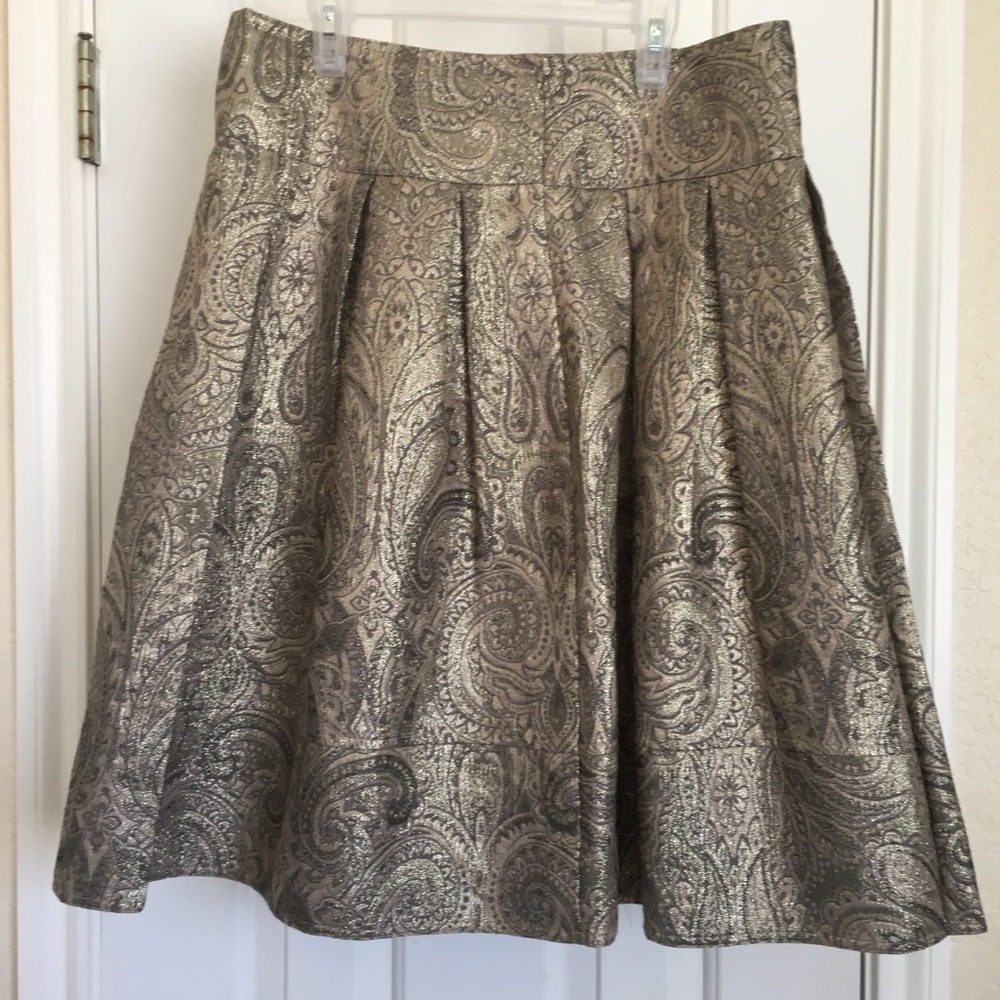 Gold/black/paisley, pleated jacquard skirt.